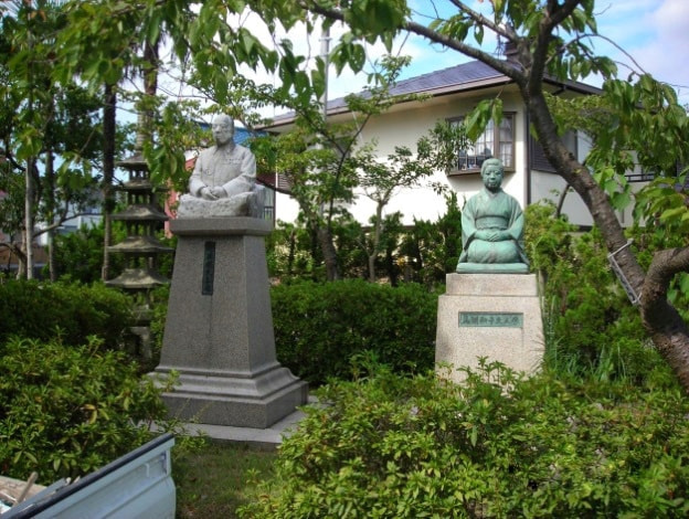 馬淵曜と和子夫人の胸像