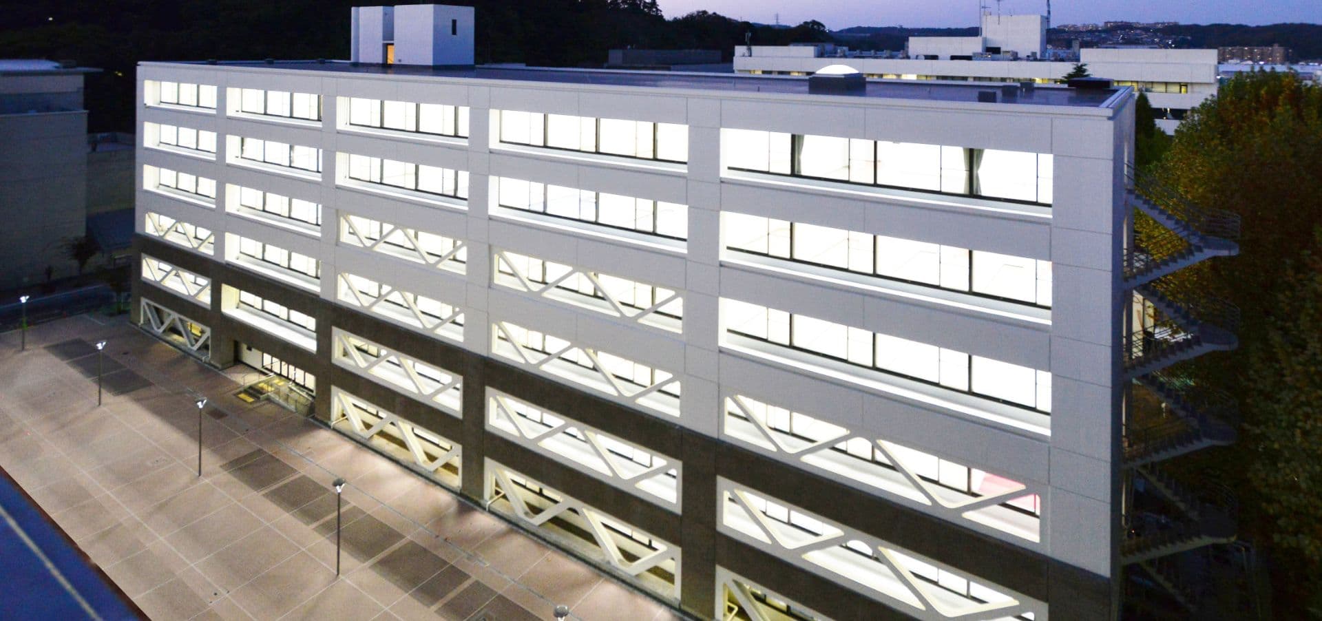 横浜市立大学文科系研究棟耐震補強（減築及び鉄骨フレーム補強）